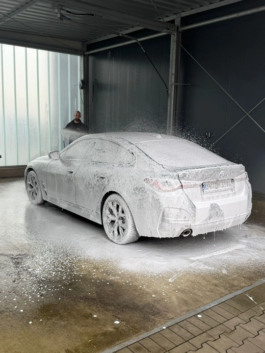 Professionelle Schaumwäsche eines BMW