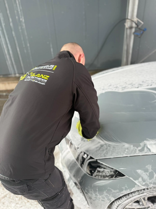 Handwäsche eines Sportwagens