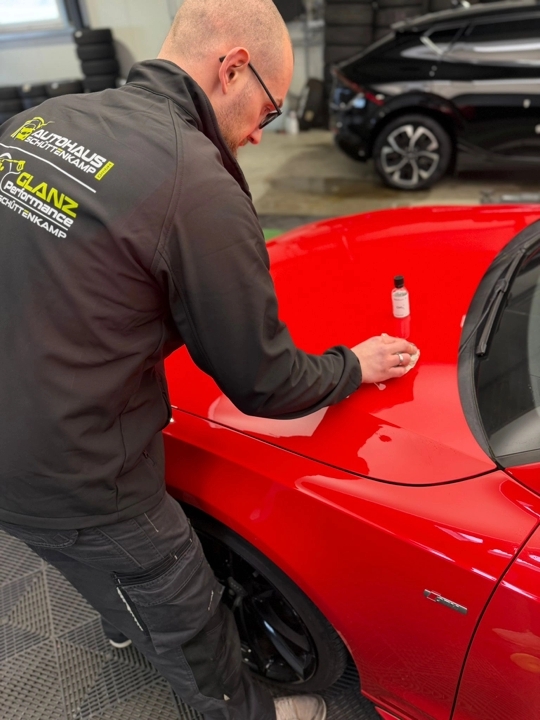 Keramikversiegelung eines Sportwagens
