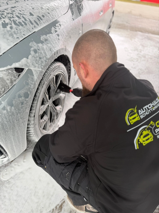 Gründliche Felgen- und Reifenpflege