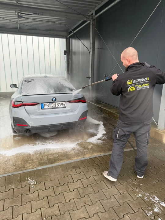 Hochdruckreinigung eines BMW