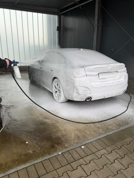 Aktivschaum-Behandlung eines BMW