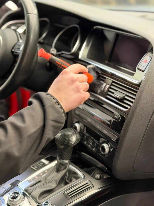 Detailreinigung der Lüftungsschlitze