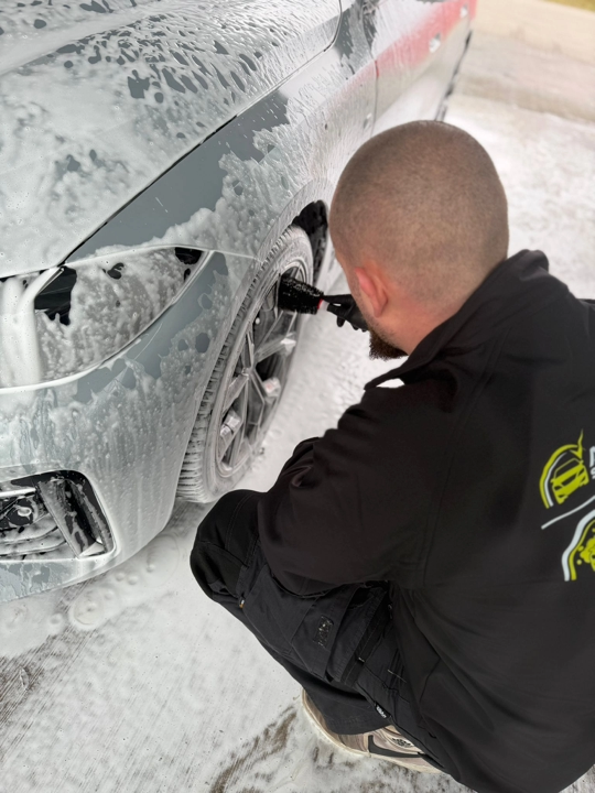 Detailreiche Felgenpflege bei Handwäsche