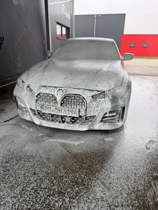 Schaum-Vorwäsche eines BMW